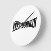 Behalt Bouncin' Runde Wanduhr (Winkel)