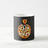 Behalt Calm and Eat Pizza: Perfekt für Pizza Kaffeetasse (Mittel)
