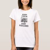 Behalt Calm Bleibe Fokussiert T-Shirt (Vorderseite)
