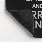Behalt Calm & Carry a Chainsaw Mousepad (Ecke)