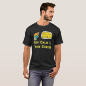 Behalt Calm Cheese Pun T-Shirt (Vorne ganz)