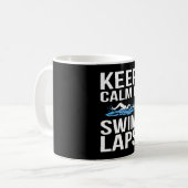 Behalt Calm & Swim Laps Funny Swimmer meme Kaffeetasse (Vorderseite Links)