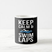 Behalt Calm & Swim Laps Funny Swimmer meme Kaffeetasse (Mittel)