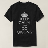 Behalt Calm und Do Qigong Funny Tai Chi Geschenk T-Shirt (Design vorne)