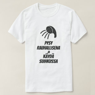 Behalt Calm und dusche auf Finnisch T-Shirt
