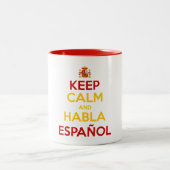 Behalt Calm und Habla Español Zweifarbige Tasse (Mittel)