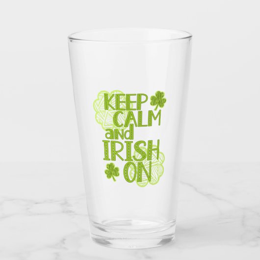 Behalt Calm und Irish On Fun St. Patrick's Day Glas (Vorderseite)