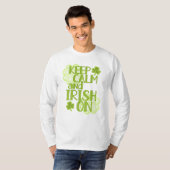 Behalt Calm und Irish On Fun St. Patrick's Day T-Shirt (Vorne ganz)