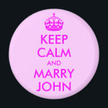 Behalt Calm und Marry John Magnet<br><div class="desc">Eine Hochzeitsparodie des britischen Kriegspposters "Keep Calm and Carry On".</div>