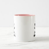 Behalt Calm und ruf eine Hebamme an Zweifarbige Tasse (Mittel)