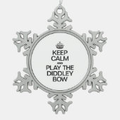 BEHALT CALM UND SPIELE DEN DIDLEY BOW SCHNEEFLOCKEN Zinn-Ornament (Vorderseite)