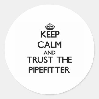 Behalt Calm und vertraue dem Pipefitter Runder Aufkleber