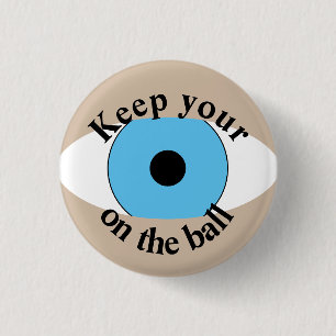 Behalt dein Auge auf den Ball Funny Button. Button