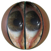 Behalt deine Augen auf dem Basketball (Vertikal)