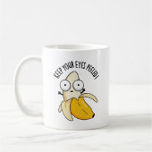 Behalt deine Augen geschält Funny Banana Pun Kaffeetasse (Links)