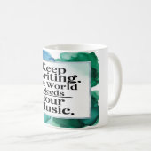 Behalt, die Welt zu schreiben, braucht Deine Musik Kaffeetasse (VorderseiteRechts)
