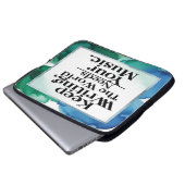 Behalt, die Welt zu schreiben, braucht Deine Musik Laptopschutzhülle (Vorne Knopf)