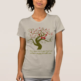 Behalt einen grünen Baum in deinen Herz-Rot-Vögel T-Shirt