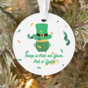 Behalt einen Hut auf deinem Pot O'Gold auf einem Ornament