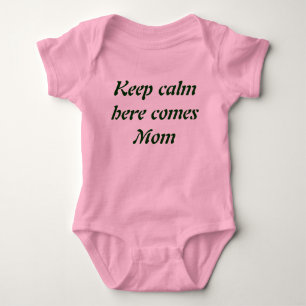 Behalt einen ruhigen Strampler. Baby Strampler