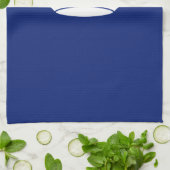 Behalt einer ruhigen Krone auf der Navy Blue Color Handtuch (Gefaltet)