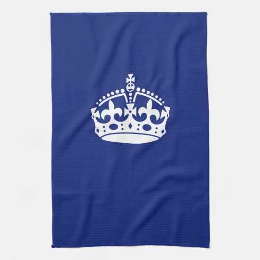 Behalt einer ruhigen Krone auf der Navy Blue Color Handtuch (Vertikal)