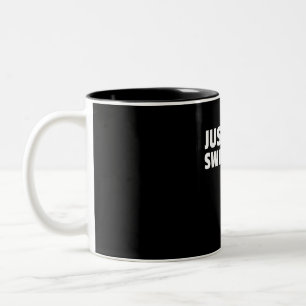Behalt einfach das Schwimmdesign Zweifarbige Tasse