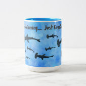 "Behalt einfach Schwimm-Haie" Zweifarbige Tasse (Mittel)