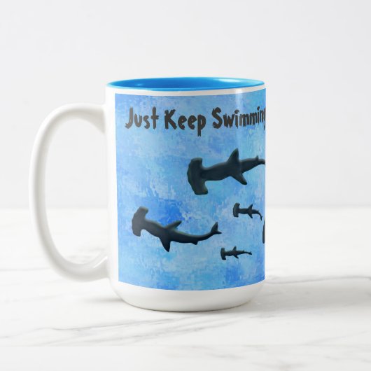 "Behalt einfach Schwimm-Haie" Zweifarbige Tasse (Links)