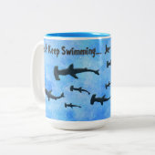 "Behalt einfach Schwimm-Haie" Zweifarbige Tasse (Vorderseite Links)
