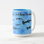 "Behalt einfach Schwimm-Haie" Zweifarbige Tasse (VorderseiteRechts)