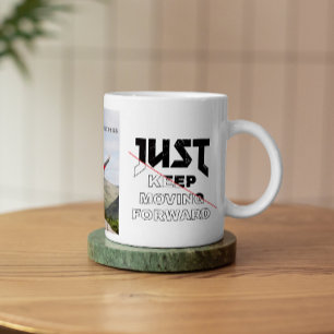 Behalt einfach vorwärts zu bewegen Schwarz & Weiß  Tasse