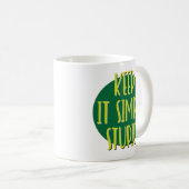 Behalt It Simple Stupid Erholung Slogan Tasse (VorderseiteRechts)