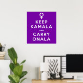 Behalt Kamala und Carry Onala Lila Background Poster (Heimbüro)