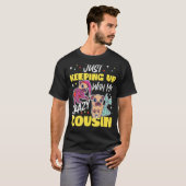 Behalt mit verrückten Cousin-Mops T-Shirt (Vorne ganz)