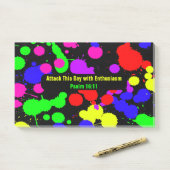 Behalt oder entwirft eigene Notizen (Auf Schreibtisch)