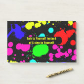 Behalt oder entwirft eigene Notizen (Auf Schreibtisch)