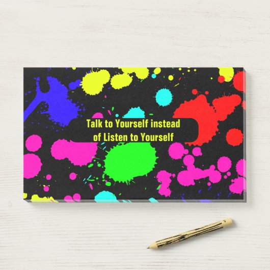 Behalt oder entwirft eigene Notizen (Auf Schreibtisch)