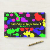 Behalt oder entwirft eigene Notizen (Auf Schreibtisch)