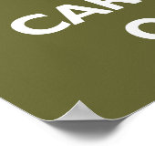 "Behalt Ruhe & Carry On" - jede Hintergrundfarbe! Poster (Ecke)