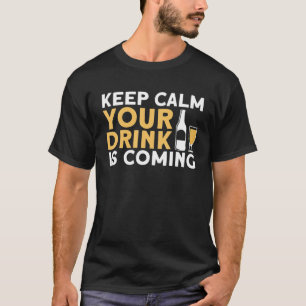 Behalt Ruhe, dein Getränk kommt sonniger Barkeeper T-Shirt