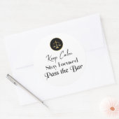 Behalt Ruhe. Fokussiert Bleibe. Die Bar-Prüfung be Runder Aufkleber (Umschlag)