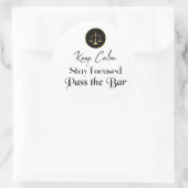 Behalt Ruhe. Fokussiert Bleibe. Die Bar-Prüfung be Runder Aufkleber (Tasche)