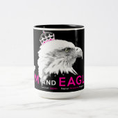 Behalt Ruhe und Adler On! Zweifarbige Tasse (Mittel)