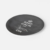 Behalt Ruhe und Fröhlichkeit auf Chalkboard Funny Pappteller (Schrägansicht)