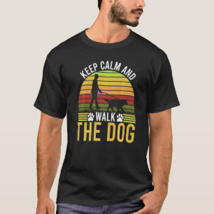 Behalt Ruhe und gehe zu Fuß zum Hund T-Shirt