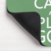 Behalt Ruhe und Golf spielen - alle Farben Mousepad (Ecke)