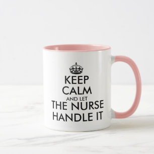 Behalt Ruhe und lass der Krankenschwester es Griff Tasse