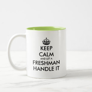 Behalt Ruhe und Lass einen Freshman Handle. Zweifarbige Tasse