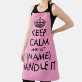 Behalt Ruhe und lass mit der lustigen großen rosa  Schürze (InSitu)